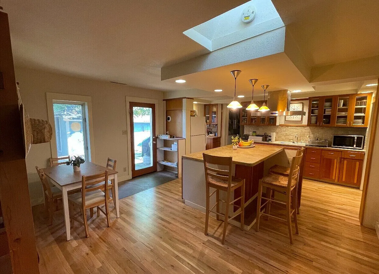 2 bed, 1.0 bath, 1098 sqft, $3,400 — Photo 2