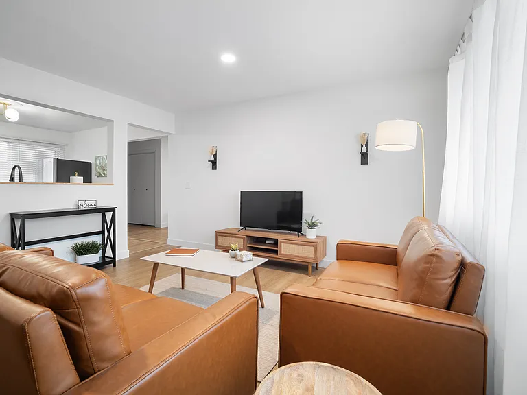 1105 Julienne Dr — Photo 2