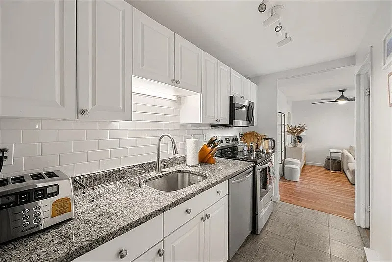 1 bed, 1.0 bath, 596 sqft, $1,820 — Photo 2