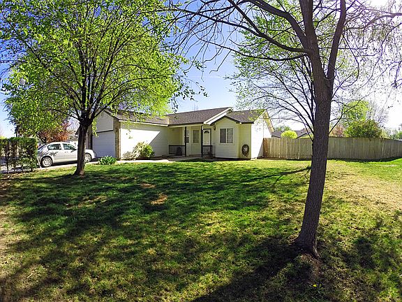 3rd image of 722 Alturas St