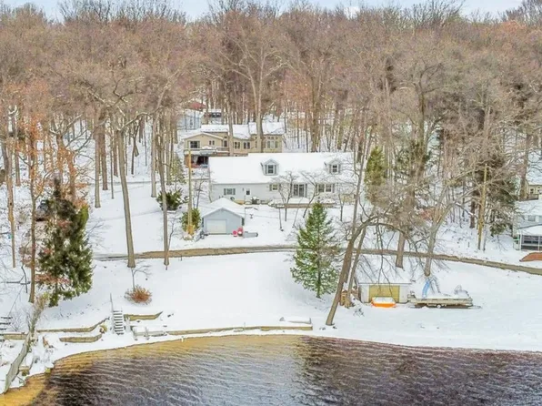 32461 Center St, Dowagiac, MI 49047