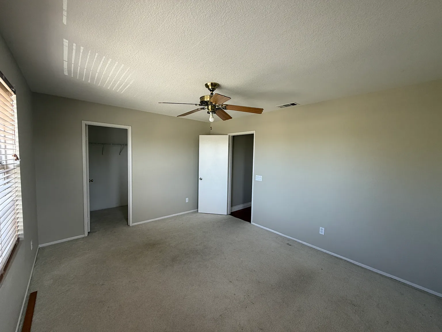 4 bed, 3337 sqft, $4,300 — Photo 3