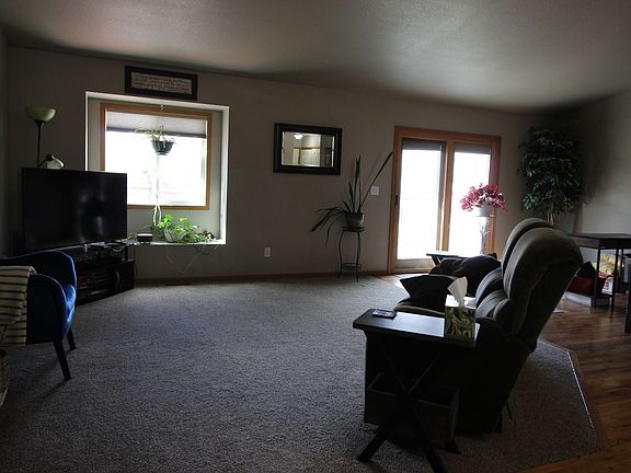 4th image of 1000 Meadow Ct