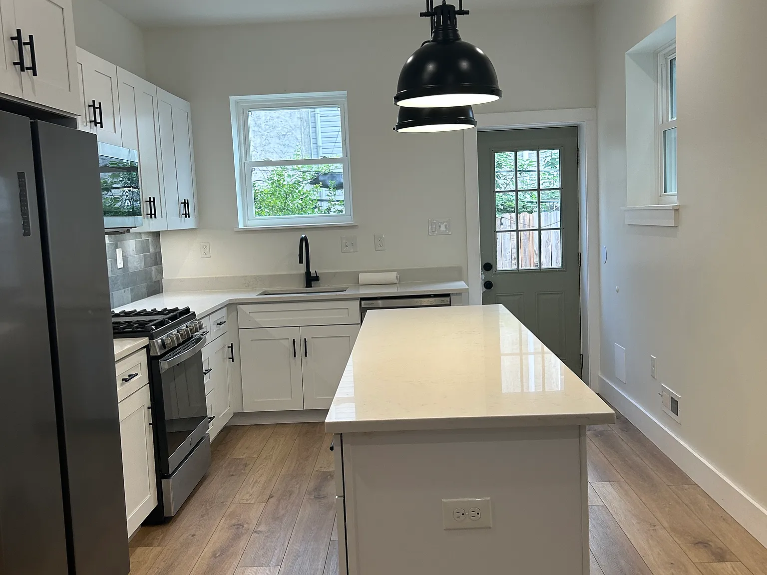4 bed, 2.5 bath, 2000 sqft, $3,000 — Photo 3