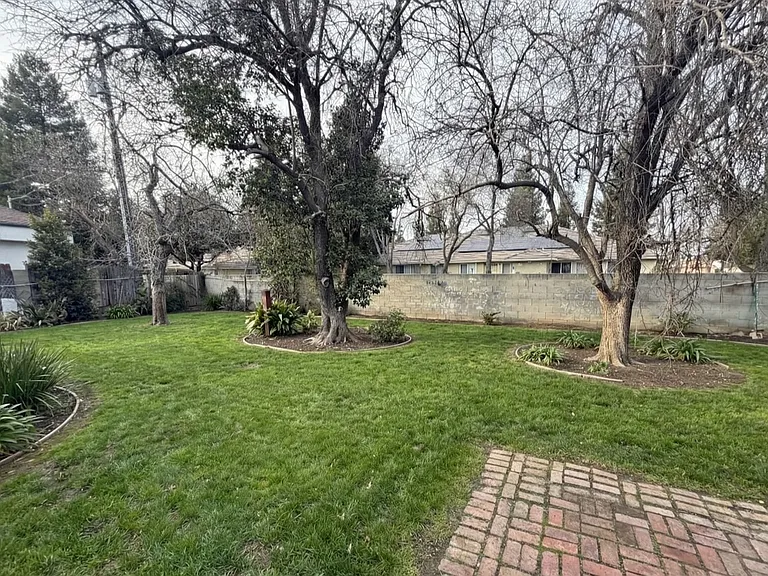 2432 Jensen Ave — Photo 9