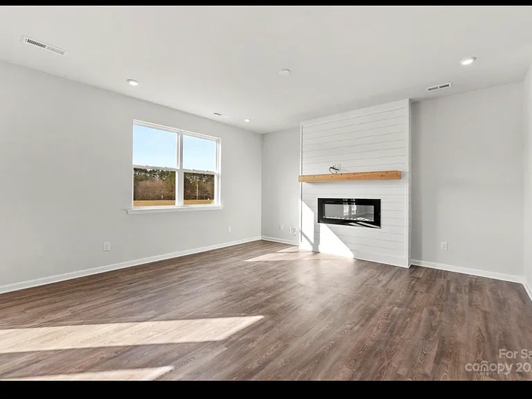 524 Sitka Dr — Photo 6