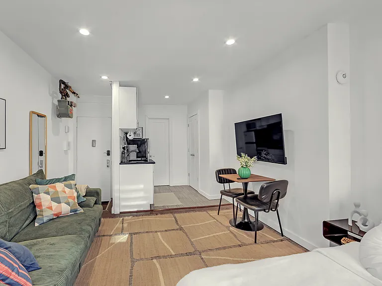534 E 14th St #15 — Photo 10