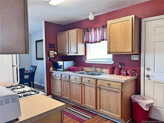 2nd image of 2402 Hagan St