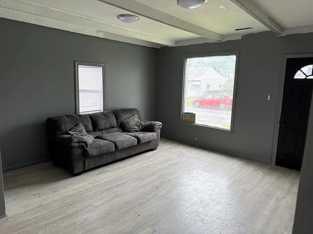 218 Charlotte Street — Photo 4