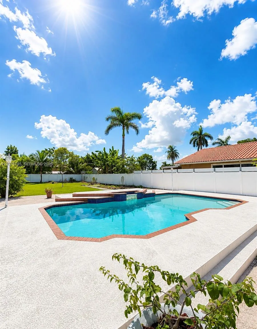 Coral Way Estates — Photo 3