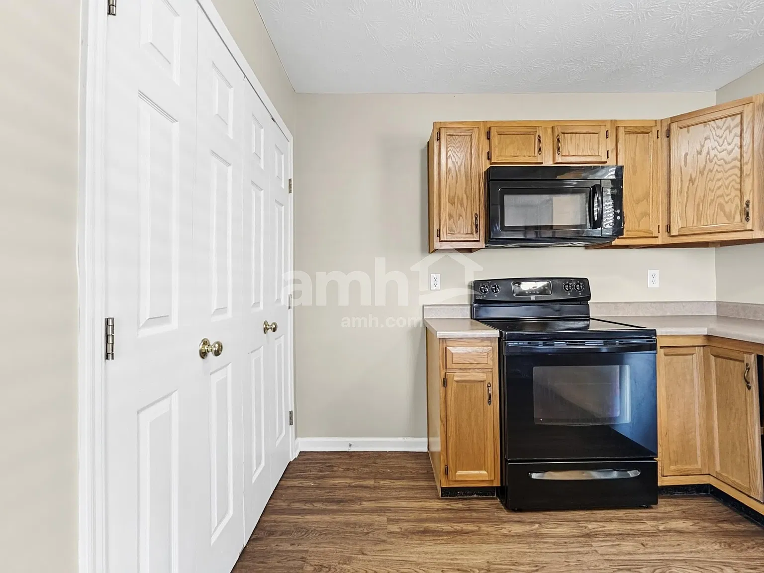 3 bed, 2.5 bath, 1704 sqft, $2,240 — Photo 4