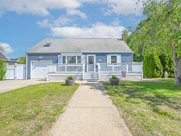 27 Elaine, Sayville, NY 11782