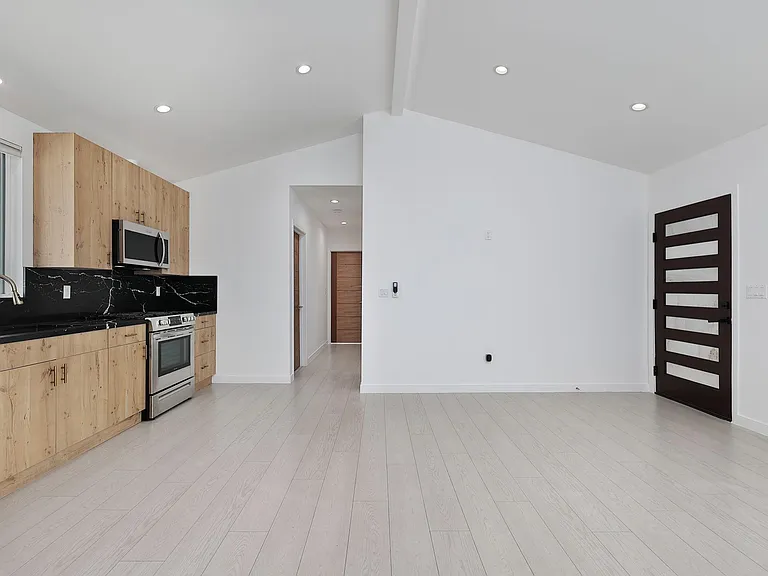 11906 Oxnard St — Photo 13
