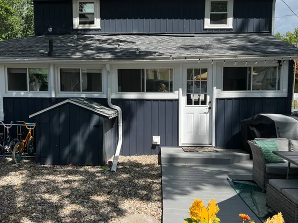 2036 Midlake Dr, Hickory Corners, MI 49060