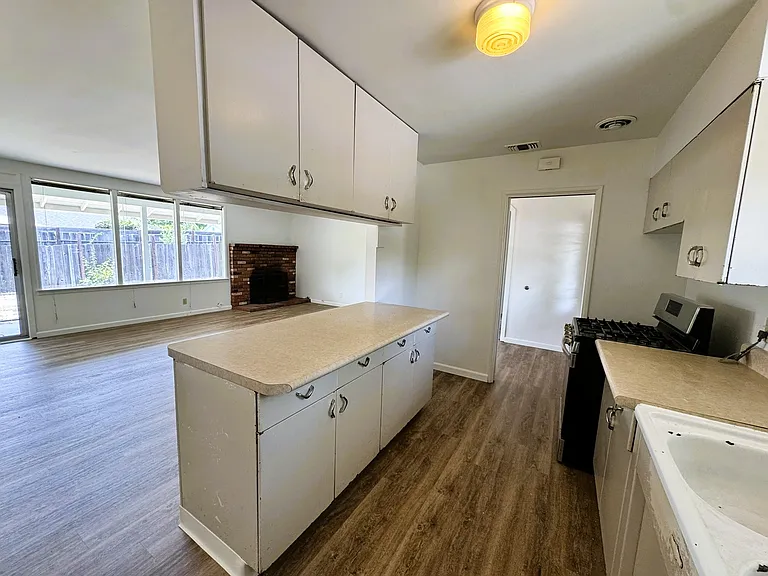 2441 Helena St — Photo 3