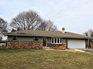 955 Hollybrook Dr, Machesney Park, IL 61115