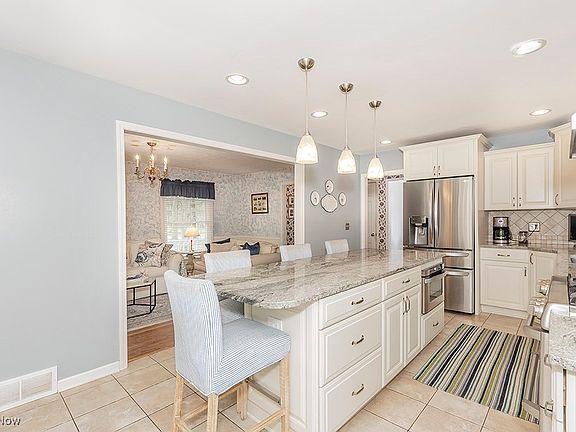 4th image of 1127 Sheerbrook Dr