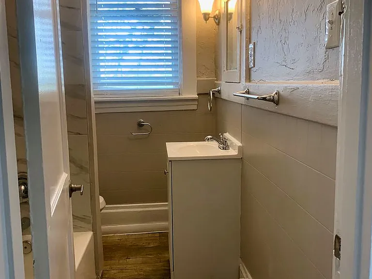 2838 Broadway Ave — Photo 16