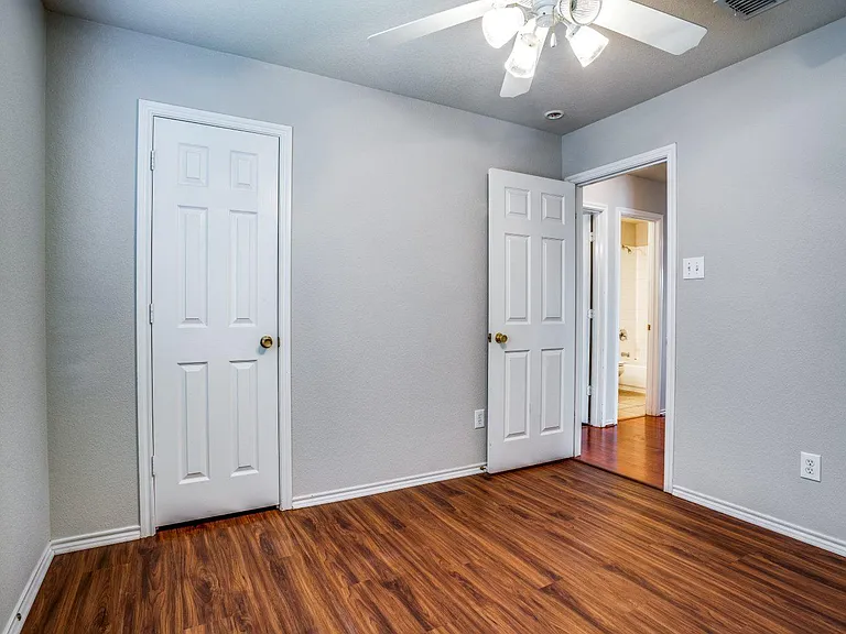 821 Oak Hollow Ln — Photo 7