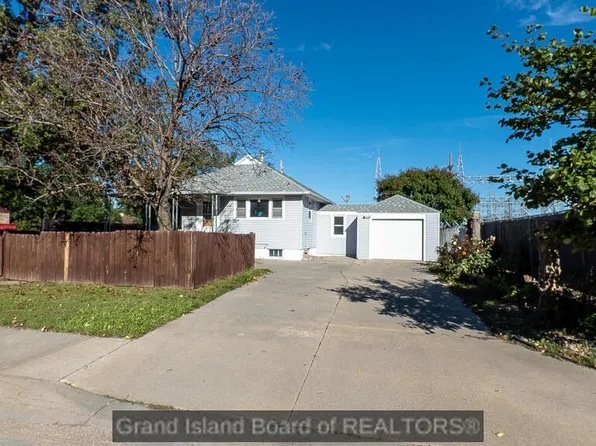 704 Memorial Dr, Grand Island, NE 68801
