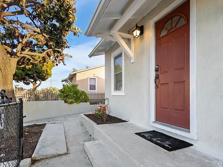 1114 E Division St — Photo 2