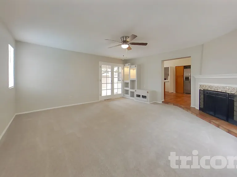 3031 W Mercer Ln — Photo 2