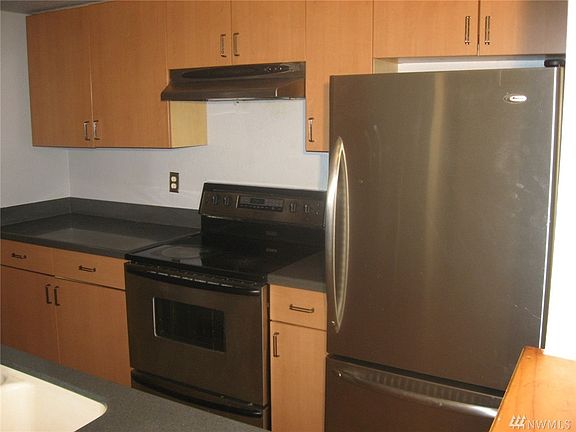 Another picture of the kitchen