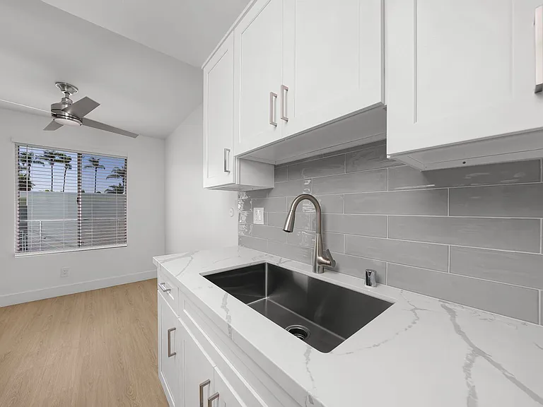 Modern University Crest Apartments 1 Month Free — Photo 22