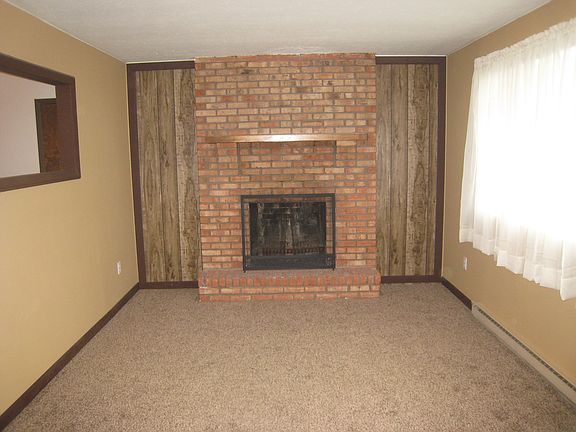 3rd image of 1051 E Poplar St