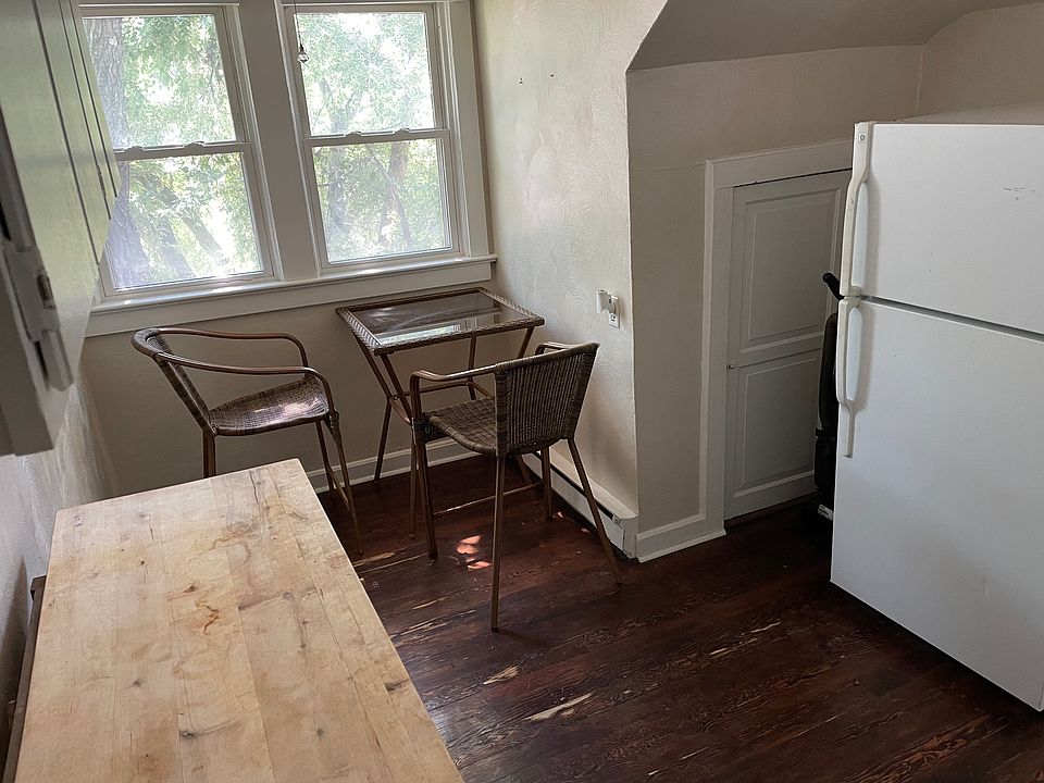 Kitchen eating area