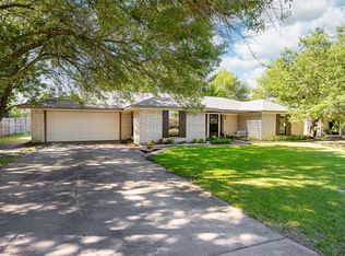 413 Wolf Run Ct, Lavon, TX 75166