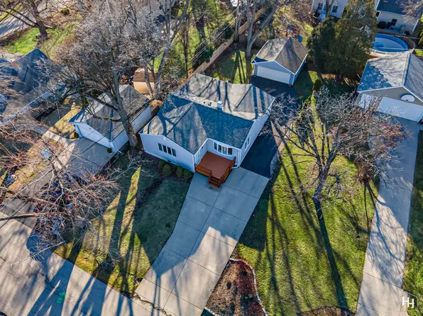 287 N Pleasant Rd, Lake Zurich, IL 60047