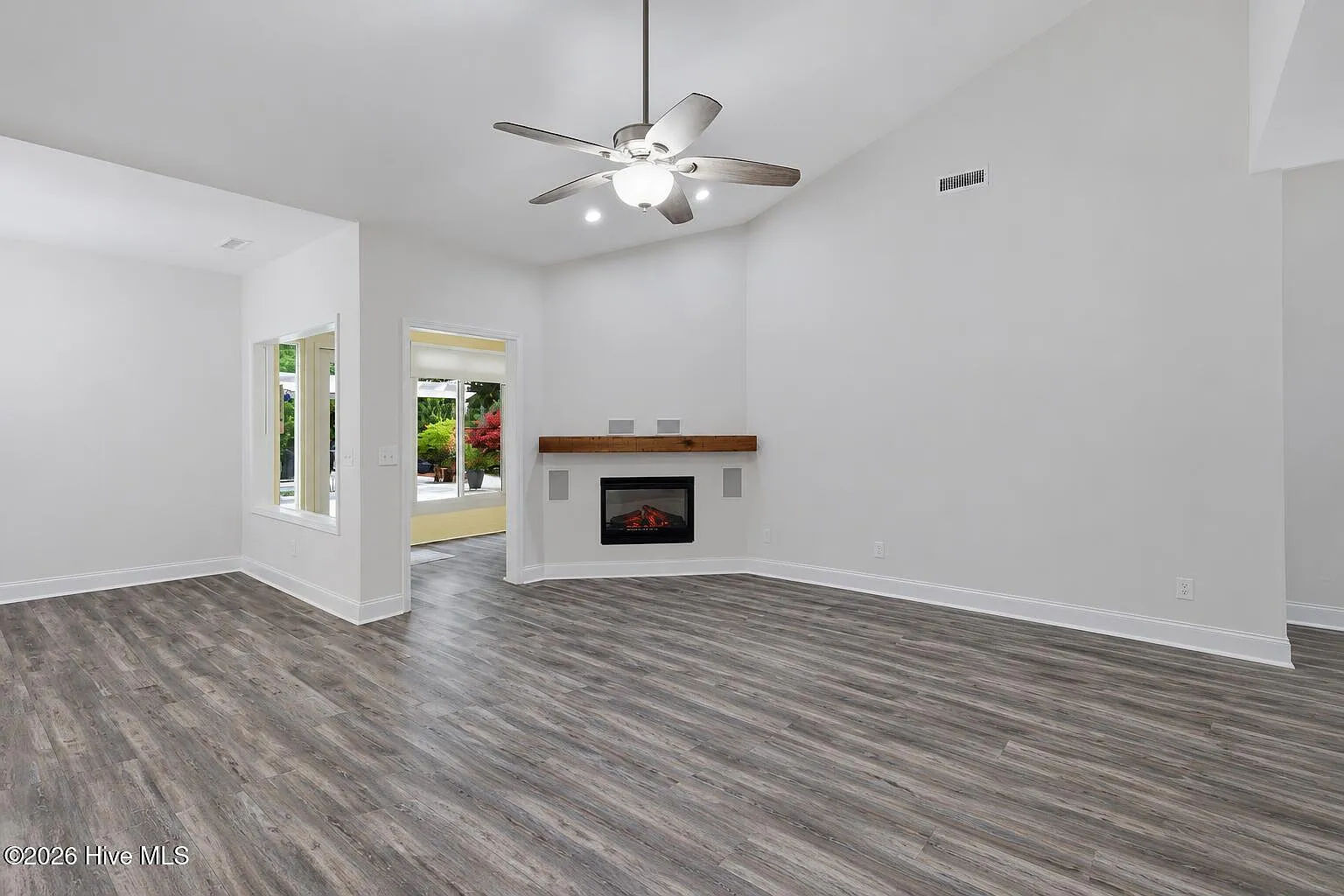 3 bed, 2.0 bath, 1980 sqft, $2,950 — Photo 2