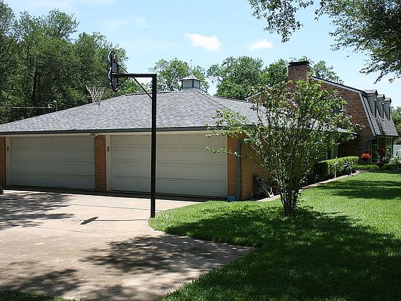 Four Car Garage w/toilet