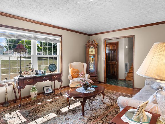 4th image of 121 E Village Cir