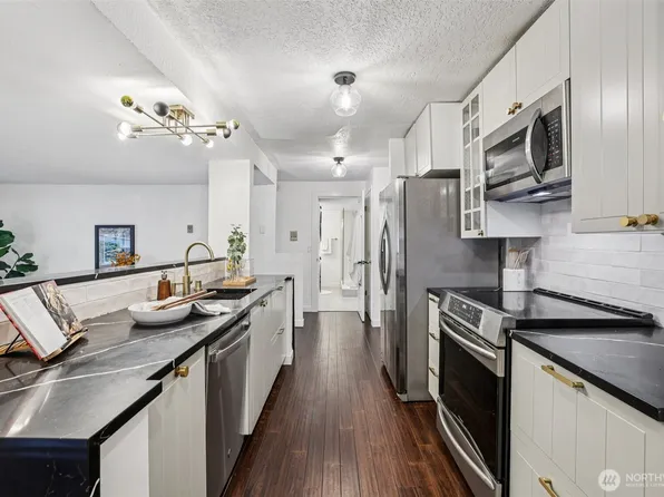 3700 26th Place W #203, Seattle, WA 98199