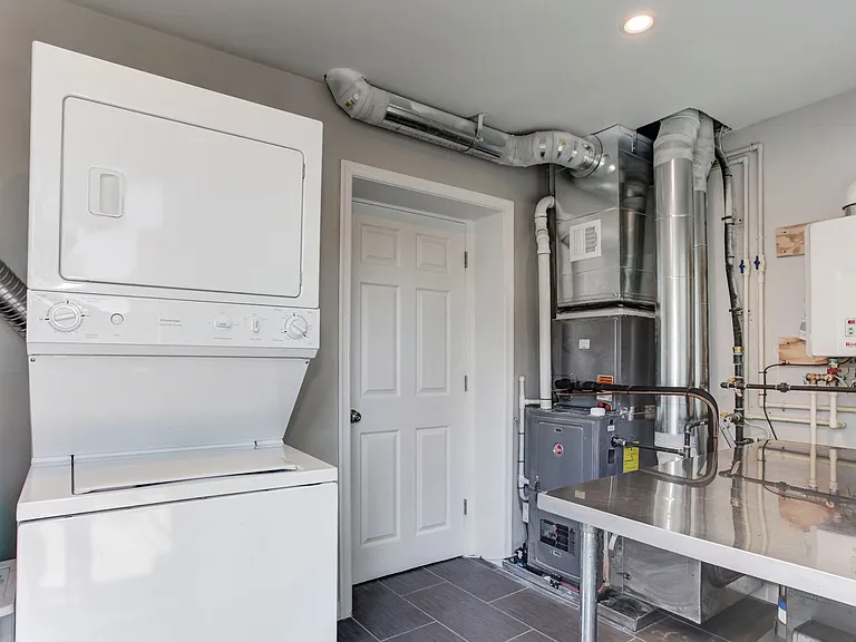 1169 Summit St NE — Photo 34