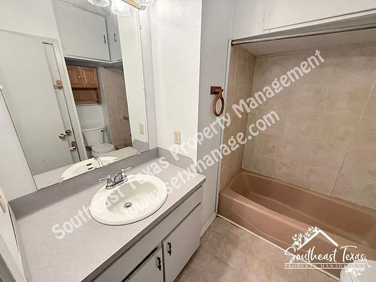 6129 Howe St — Photo 7