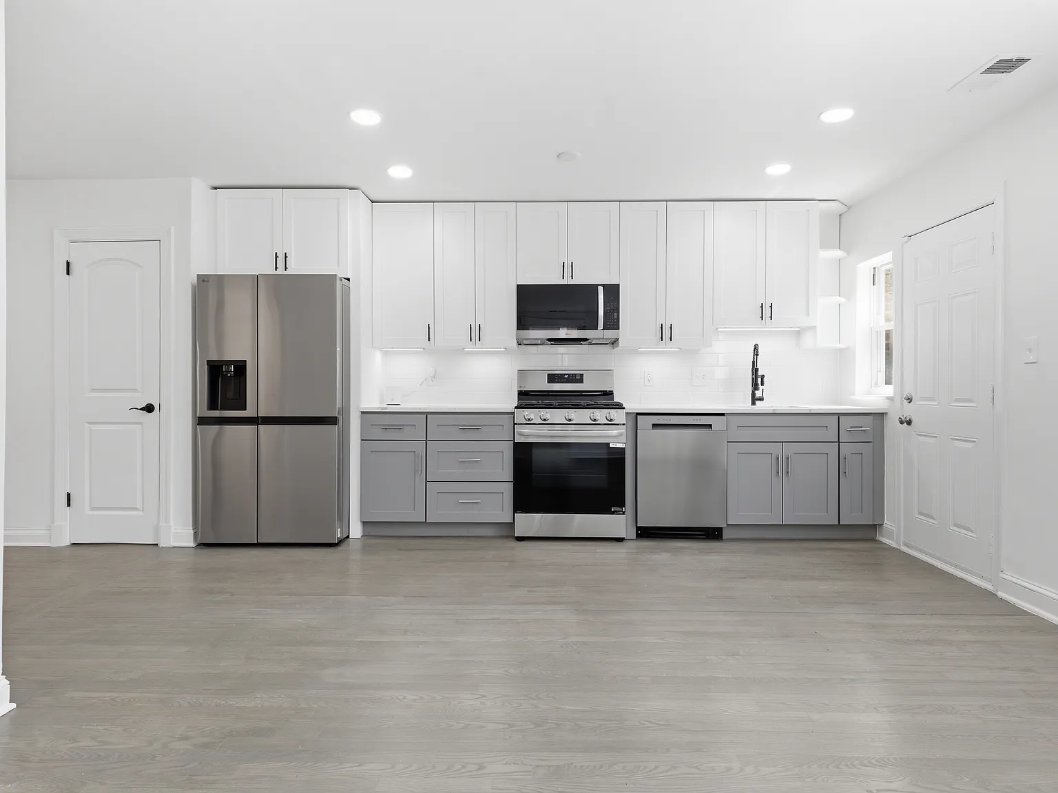 525 Oakwood St SE — Photo 3