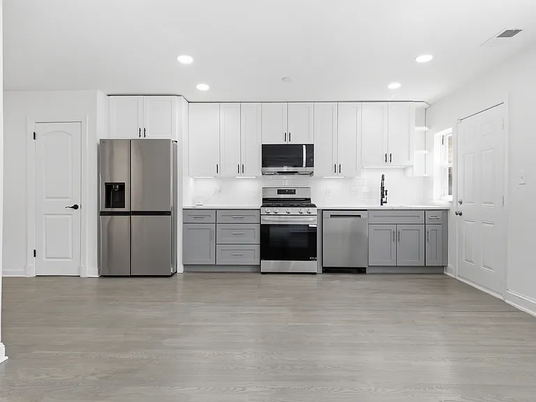 525 Oakwood St SE — Photo 3