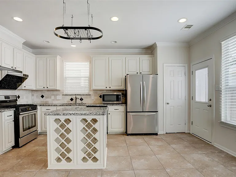 10046 Hillside Bayou Dr — Photo 7