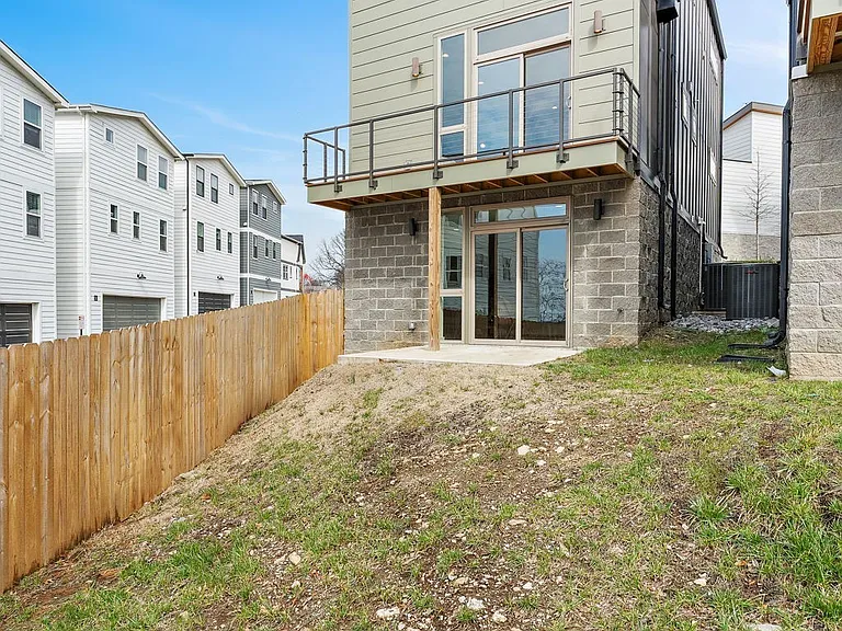 3079 Edwin Cir — Photo 32