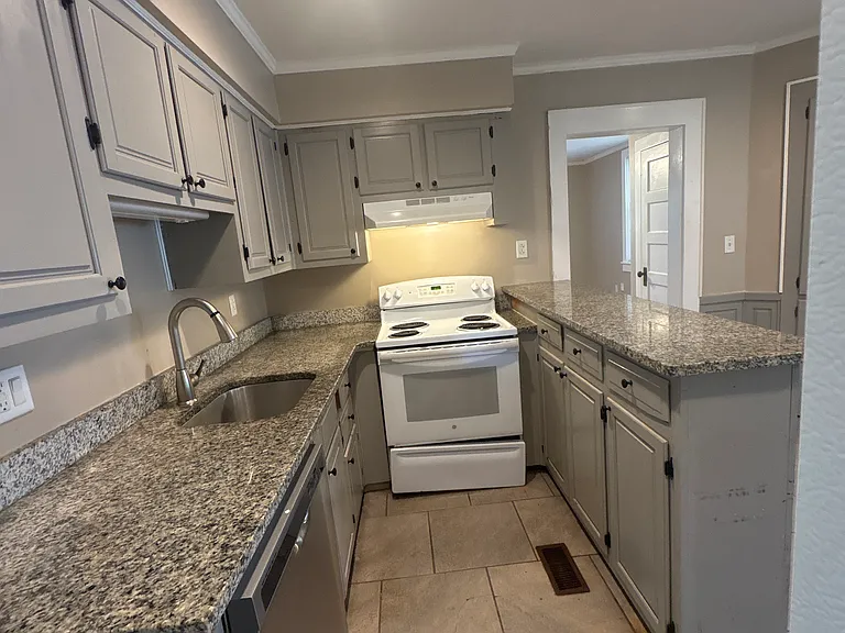 206 Whitney St — Photo 7