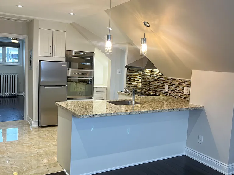 900 Avenue Rd #3 — Photo 15
