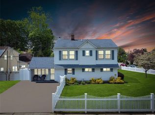 2 Albatross Rd, Levittown, NY 11756