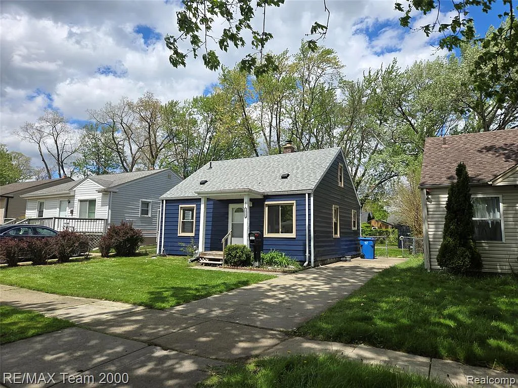 Building Photo - 24684 Lehigh St