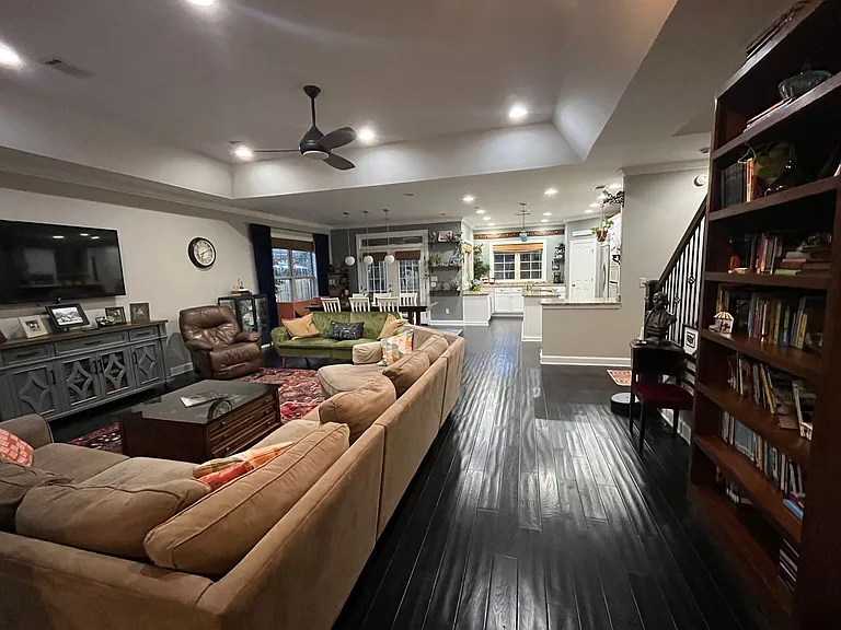 808 Old White Ln — Photo 4