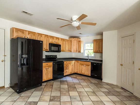 3rd image of 823 Cove Point Rd