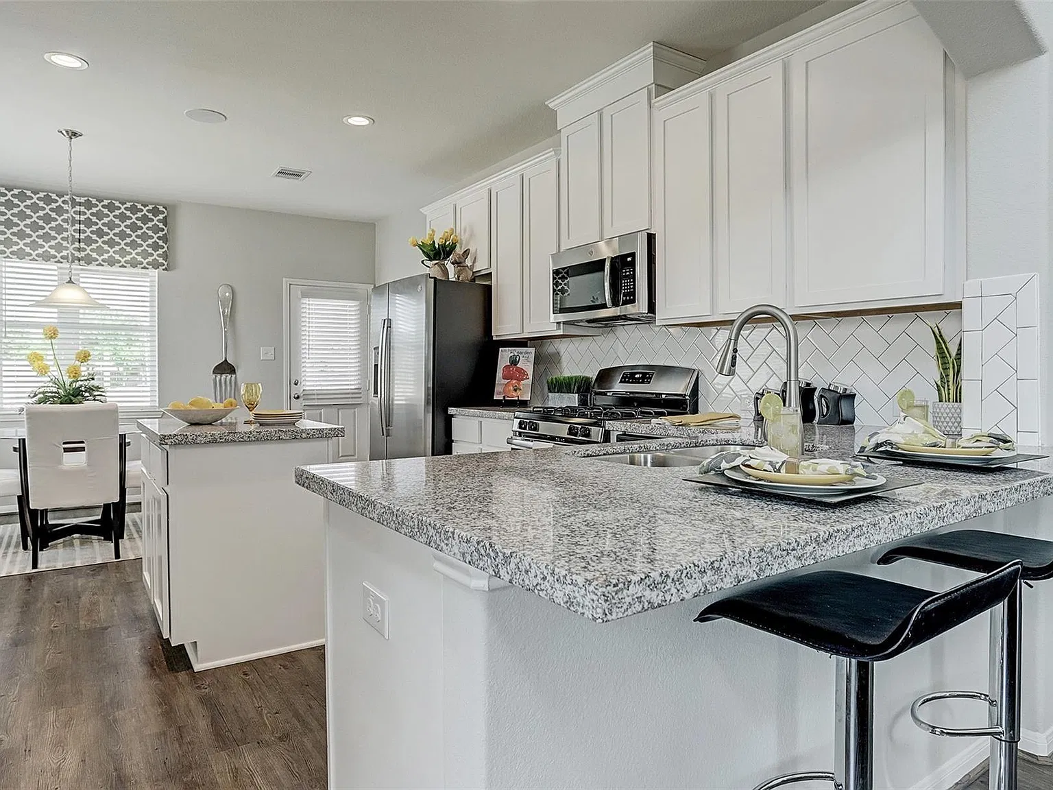 4 bed, 2.5 bath, 2118 sqft, $2,500 — Photo 4