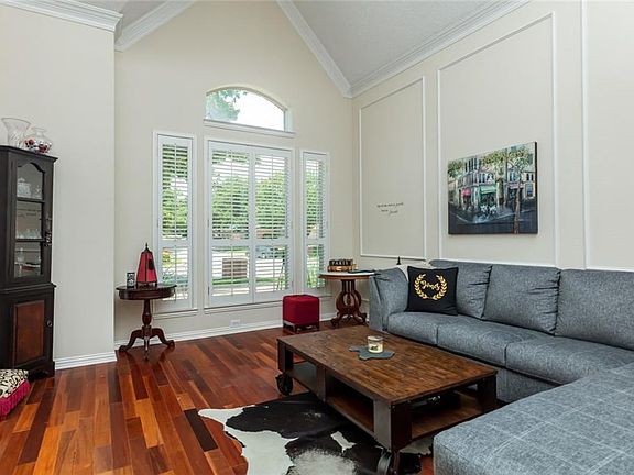 4th image of 2223 Templeton Dr